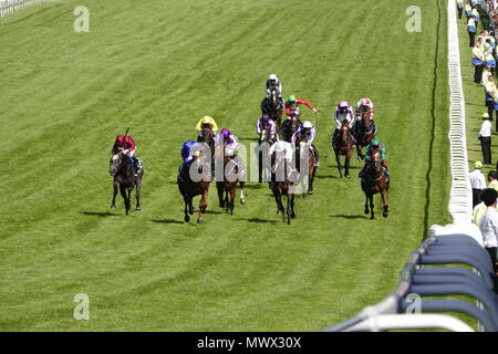 Surrey, Großbritannien. 2. Juni 2018. Masar, riden von William Buick (blaue Farben) im Besitz von Godolphin gewinnt den Investec Derby auf dem Surrey Downs. Credit: Motofoto/Alamy Live News Credit: Motofoto/Alamy leben Nachrichten Stockfoto