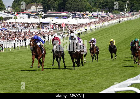 Surrey, Großbritannien. 2. Juni 2018. Masar, riden von William Buick (blaue Farben) im Besitz von Godolphin gewinnt den Investec Derby auf dem Surrey Downs. Credit: Motofoto/Alamy Live News Credit: Motofoto/Alamy leben Nachrichten Stockfoto