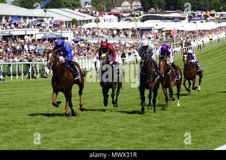 Surrey, Großbritannien. 2. Juni 2018. Masar, riden von William Buick (blaue Farben) im Besitz von Godolphin gewinnt den Investec Derby auf dem Surrey Downs. Credit: Motofoto/Alamy Live News Credit: Motofoto/Alamy leben Nachrichten Stockfoto