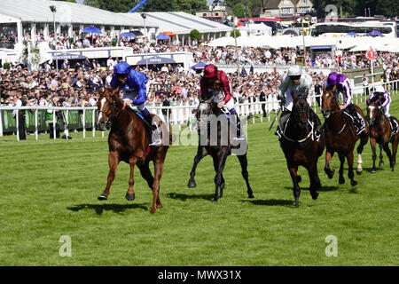 Surrey, Großbritannien. 2. Juni 2018. Masar, riden von William Buick (blaue Farben) im Besitz von Godolphin gewinnt den Investec Derby auf dem Surrey Downs. Credit: Motofoto/Alamy Live News Credit: Motofoto/Alamy leben Nachrichten Stockfoto