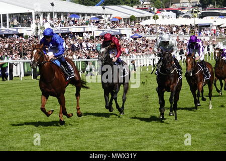 Surrey, Großbritannien. 2. Juni 2018. Masar, riden von William Buick (blaue Farben) im Besitz von Godolphin gewinnt den Investec Derby auf dem Surrey Downs. Credit: Motofoto/Alamy Live News Credit: Motofoto/Alamy leben Nachrichten Stockfoto