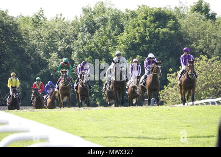 Surrey, Großbritannien. 2. Juni 2018. Masar, riden durch WilliammBuick im Besitz von Godolphin gewinnt den Investec Derby auf dem Surrey Downs. Credit: Motofoto/Alamy Live News Credit: Motofoto/Alamy leben Nachrichten Stockfoto