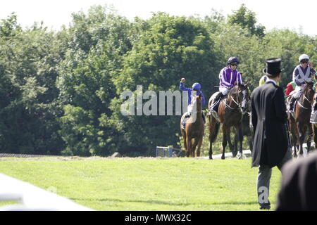 Surrey, Großbritannien. 2. Juni 2018. Masar, riden von William Buick im Besitz von Godolphin gewinnt den Investec Derby auf dem Surrey Downs. und Wellen an, zu den Volksmengen Credit: Motofoto/Alamy Live News Credit: Motofoto/Alamy leben Nachrichten Stockfoto