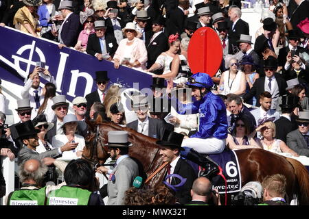 Surrey, Großbritannien. 2. Juni 2018. Masar, riden von William Buick im Besitz von Godolphin gewinnt den Investec Derby auf dem Surrey Downs. Credit: Motofoto/Alamy Live News Credit: Motofoto/Alamy leben Nachrichten Stockfoto