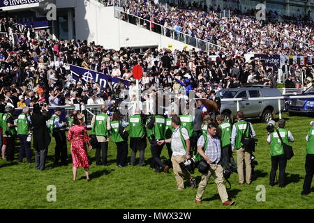 Surrey, Großbritannien. 2. Juni 2018. Masar, riden von William Buick im Besitz von Godolphin gewinnt den Investec Derby auf dem Surrey Downs. Credit: Motofoto/Alamy Live News Credit: Motofoto/Alamy leben Nachrichten Stockfoto