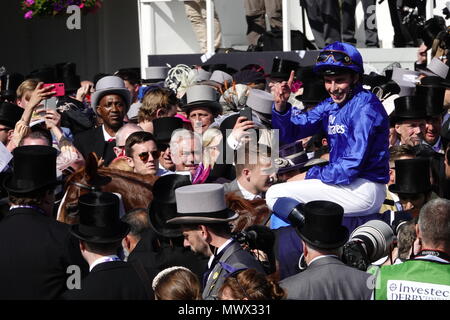 Surrey, Großbritannien. 2. Juni 2018. Masar, riden von William Buick im Besitz von Godolphin gewinnt den Investec Derby auf dem Surrey Downs. Credit: Motofoto/Alamy Live News Credit: Motofoto/Alamy leben Nachrichten Stockfoto