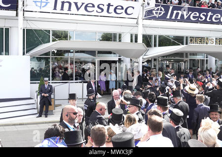 Epsom Downs, Surrey, UK, 2. Juni, 2018 IHRE KÖNIGLICHE HOHEIT DIE Queen Spaziergänge zur Parade Ring die konkurrierenden Pferde in der investec Derby auf dem Surrey Downs zu sehen. Credit: Motofoto/Alamy leben Nachrichten Stockfoto