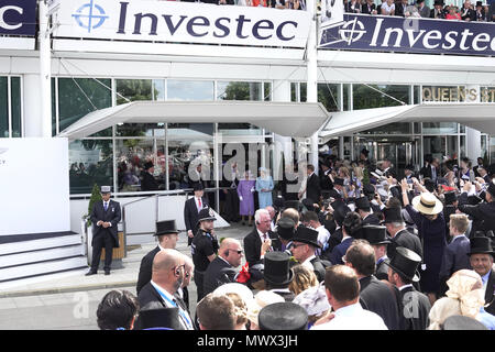 Epsom Downs, Surrey, UK, 2. Juni, 2018 IHRE KÖNIGLICHE HOHEIT DIE Queen Spaziergänge zur Parade Ring die konkurrierenden Pferde in der investec Derby auf dem Surrey Downs zu sehen. Credit: Motofoto/Alamy leben Nachrichten Stockfoto