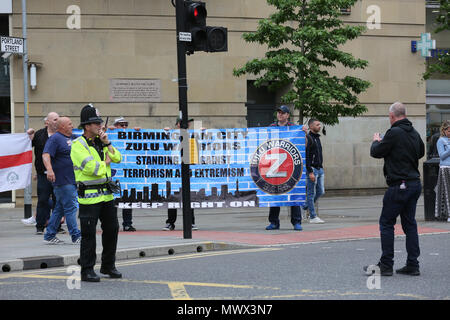 Manchester, Großbritannien. 2. Juni 2018. Unterstützer von Tommy Robinson und Mitglieder des rechten Flügels der Demokratischen Fußball jungs Alliance Holding eine Fahne, die lautet: "Birmingham City Zulu Krieger". Manchester, 2. Juni, 2018 (C) Barbara Cook/Alamy leben Nachrichten Stockfoto