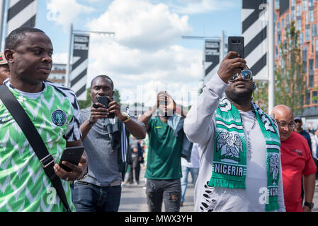 London, Großbritannien. 2. Juni 2018. Nigerianischen Fans tragen neuesten replica Shirt des Landes (L), der trägt ein Gefiederter Muster referenzieren der nigerianischen Mannschaft, die sein Debüt in der Fußball-WM 1994. 3 Millionen replica Shirts haben auf bereits verkauft - um allein mit anderen heraus verkaufen in Minuten online. Fans kommen für die freundliche Fußballspiel zwischen England und Nigeria im Wembley Stadium, das Finale von Wembley vor England reisen zu den Wm in Russland Quelle: Stephen Chung/Alamy leben Nachrichten Stockfoto