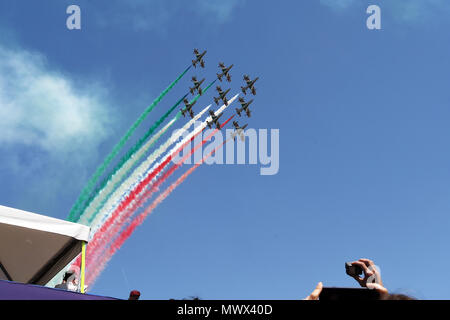 Rom, Italien, 02. Juni 2018 - Italienische Republik Urlaub Kaiserlichen Foren Dreifarbige Pfeile über dem Altar des Vaterlandes Credit: Giuseppe Andidero/Alamy leben Nachrichten Stockfoto