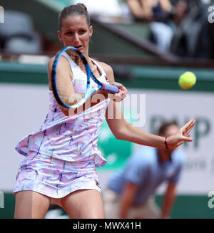 Paris, Frankreich. 2. Juni 2018. Karolina Pliskova der Tschechischen Republik liefert den Schuß während der dritten Runde Frauen singles Match gegen Maria Sharapova von Russland bei den French Open Tennis Turnier 2018 in Paris am 2. Juni 2018. Credit: Luo Huanhuan/Xinhua/Alamy leben Nachrichten Stockfoto