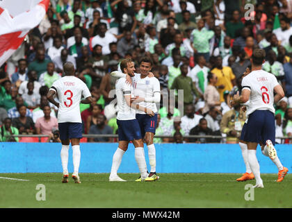 London, Großbritannien. Wembley Stadion, London, UK. 2. Juni 2018. Internationaler Fußball-freundlich, England und Nigeria; Harry Kane von England feiert zählen seine Seiten 2 Tor in der 39. Minute machen es 2-0 mit Dele Alli von England Credit: Aktion Plus Sport Bilder/Alamy Live News Credit: Aktion Plus Sport Bilder/Alamy leben Nachrichten Stockfoto