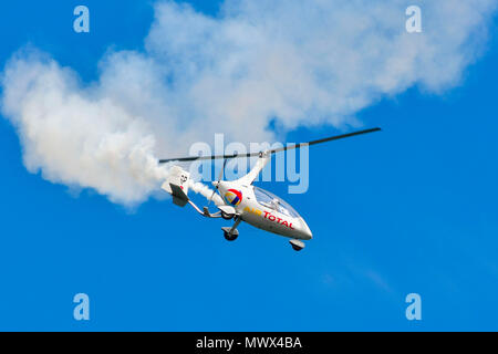 Paignton, Devon, Großbritannien. 2. Juni 2018. UK Wetter. Der Tragschrauber eine Anzeige an die Airshow in Torbay Paignton in Devon, an einem Tag mit Sonnenschein und blauer Himmel. Foto: Graham Jagd-/Alamy leben Nachrichten Stockfoto