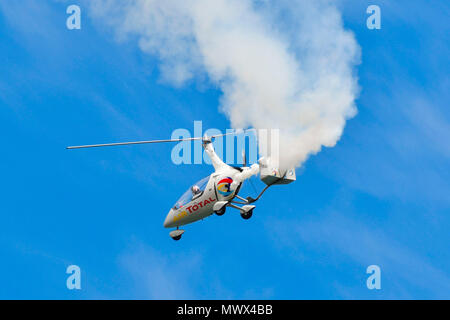 Paignton, Devon, Großbritannien. 2. Juni 2018. UK Wetter. Der Tragschrauber eine Anzeige an die Airshow in Torbay Paignton in Devon, an einem Tag mit Sonnenschein und blauer Himmel. Foto: Graham Jagd-/Alamy leben Nachrichten Stockfoto