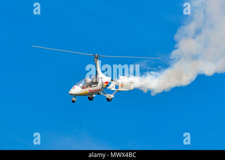 Paignton, Devon, Großbritannien. 2. Juni 2018. UK Wetter. Der Tragschrauber eine Anzeige an die Airshow in Torbay Paignton in Devon, an einem Tag mit Sonnenschein und blauer Himmel. Foto: Graham Jagd-/Alamy leben Nachrichten Stockfoto