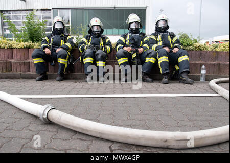 Garbsen, Deutschland. 2. Juni 2018. Die Feuerwehrleute machen Sie eine Pause nach einem Brand in der "US Sport/KidsFunWorld'. Foto: Julian Stratenschulte/dpa Quelle: dpa Picture alliance/Alamy Leben Nachrichten Quelle: dpa Picture alliance/Alamy leben Nachrichten Stockfoto