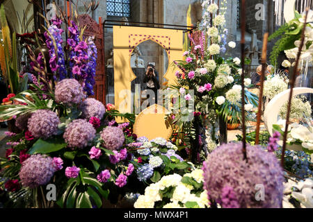 Chichester, Großbritannien. 2. Juni 2018. Das Fest der Blumen Veranstaltung in der Kathedrale von Chichester, West Sussex, UK. Abgebildet ist die Handlung von der Veranstaltung. Samstag, 2. Juni 2018 © Sam Stephenson/Alamy Leben Nachrichten. Stockfoto