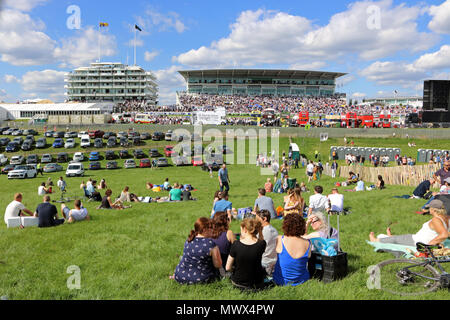 Epsom Downs Surrey UK. 2. Juni 2018. Massen von Menschen genießen Sie die Sonne auf Derby in Epsom Downs. Credit: Julia Gavin/Alamy Live News Credit: Julia Gavin/Alamy leben Nachrichten Stockfoto