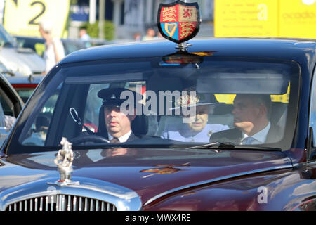 Epsom Downs Surrey UK. 2. Juni 2018. Queen Elizabeth ist weg von der Tribüne in der königlichen Bentley am Derby in Epsom Downs angetrieben. Credit: Julia Gavin/Alamy Live News Credit: Julia Gavin/Alamy leben Nachrichten Stockfoto