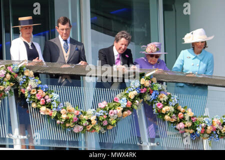 Epsom Downs Surrey UK. 2. Juni 2018. Queen Elizabeth und Gäste schauen Sie sich das Rennen aus der Königlichen Balkon am Derby in Epsom Downs. Credit: Julia Gavin/Alamy Live News Credit: Julia Gavin/Alamy leben Nachrichten Stockfoto