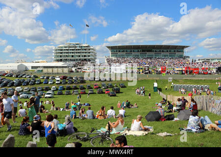 Epsom Downs Surrey UK. 2. Juni 2018. Massen von Menschen genießen Sie die Sonne auf Derby in Epsom Downs. Credit: Julia Gavin/Alamy Live News Credit: Julia Gavin/Alamy leben Nachrichten Stockfoto