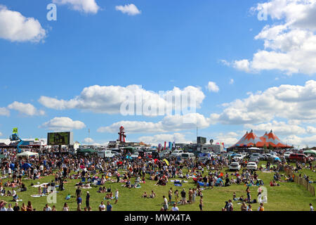 Epsom Downs Surrey UK. 2. Juni 2018. Massen von Menschen genießen Sie die Sonne auf Derby in Epsom Downs. Credit: Julia Gavin/Alamy Live News Credit: Julia Gavin/Alamy leben Nachrichten Stockfoto
