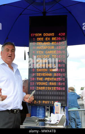 Epsom Downs Surrey UK. 2. Juni 2018. Derby in Epsom Downs. Buchmacher fordert die Quoten für die 4.30 Rennen in Epsom Downs mit sächsischen Krieger die Rennen Favorit für das Derby. Credit: Julia Gavin/Alamy Live News Credit: Julia Gavin/Alamy leben Nachrichten Stockfoto