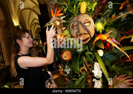Chichester, Großbritannien. 2. Juni 2018. Das Fest der Blumen Veranstaltung in der Kathedrale von Chichester, West Sussex, UK. Abgebildet ist die Handlung von der Veranstaltung. Samstag, 2. Juni 2018 © Sam Stephenson/Alamy Leben Nachrichten. Stockfoto