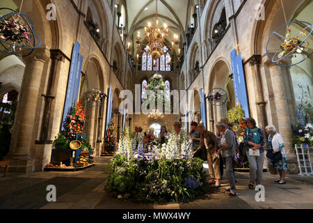 Chichester, Großbritannien. 2. Juni 2018. Das Fest der Blumen Veranstaltung in der Kathedrale von Chichester, West Sussex, UK. Abgebildet ist die Handlung von der Veranstaltung. Samstag, 2. Juni 2018 © Sam Stephenson/Alamy Leben Nachrichten. Stockfoto
