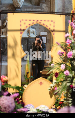 Chichester, Großbritannien. 2. Juni 2018. Das Fest der Blumen Veranstaltung in der Kathedrale von Chichester, West Sussex, UK. Abgebildet ist die Handlung von der Veranstaltung. Samstag, 2. Juni 2018 © Sam Stephenson/Alamy Leben Nachrichten. Stockfoto