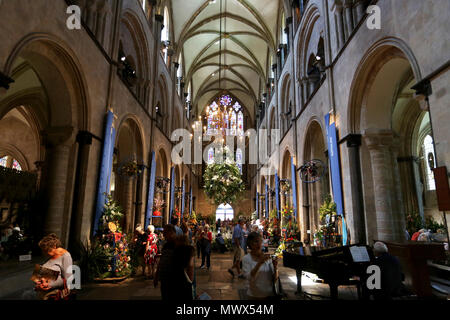Chichester, Großbritannien. 2. Juni 2018. Das Fest der Blumen Veranstaltung in der Kathedrale von Chichester, West Sussex, UK. Abgebildet ist die Handlung von der Veranstaltung. Samstag, 2. Juni 2018 © Sam Stephenson/Alamy Leben Nachrichten. Stockfoto
