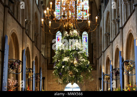 Chichester, Großbritannien. 2. Juni 2018. Das Fest der Blumen Veranstaltung in der Kathedrale von Chichester, West Sussex, UK. Abgebildet ist die Handlung von der Veranstaltung. Samstag, 2. Juni 2018 © Sam Stephenson/Alamy Leben Nachrichten. Stockfoto