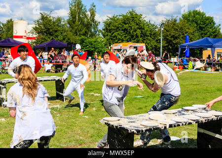 Zwei Teams von vier Personen jede werfen Custard pies an einander bei der jährlichen Welt Custard Pie Meisterschaften an Coxheath, Maidstone in England. Stockfoto