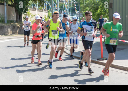 Stockholm, Schweden. 2. Juni 2018. Läufer während der Stockholm Marathon 2018 in sehr heißen Bedingungen. Quelle: Stefan Holm/Alamy leben Nachrichten Stockfoto