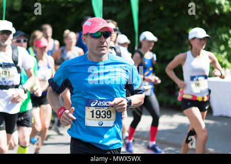 Stockholm, Schweden. 2. Juni 2018. Läufer während der Stockholm Marathon 2018 in sehr heißen Bedingungen. Quelle: Stefan Holm/Alamy leben Nachrichten Stockfoto