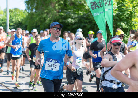 Stockholm, Schweden. 2. Juni 2018. Läufer während der Stockholm Marathon 2018 in sehr heißen Bedingungen. Quelle: Stefan Holm/Alamy leben Nachrichten Stockfoto