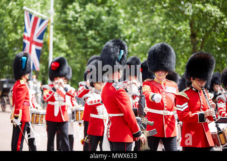 London, Großbritannien. 2. Juni 2018. Bild von einem Mitglied der Streitkräfte in den zeremoniellen einheitliche während des Oberst Überprüfung vor einem passing Parade. Der Oberst Review ist die zweite Generalprobe für die die Farbe Parade. Auf der Mall, London übernommen. Credit: Kevin Frost-/Alamy leben Nachrichten Stockfoto