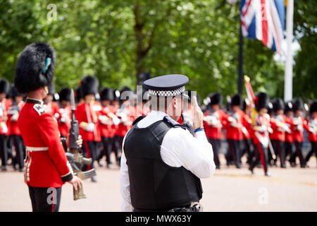 London, Großbritannien. 2. Juni 2018. Bild einer ehrenkompanie Polizeioffizier zusammen mit Mitgliedern der Streitkräfte in den zeremoniellen einheitliche während des Oberst überprüfen. Der Oberst Review ist die zweite Generalprobe für die die Farbe Parade. Auf der Mall, London übernommen. Credit: Kevin Frost-/Alamy leben Nachrichten Stockfoto