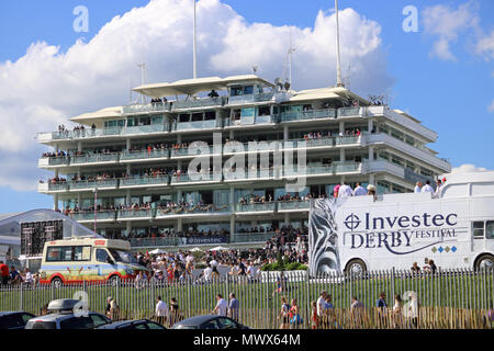 Epsom Downs Surrey UK. 2. Juni 2018. Massen von Menschen sehen die Rennen von der Tribüne am Derby in Epsom Downs. Credit: Julia Gavin/Alamy leben Nachrichten Stockfoto