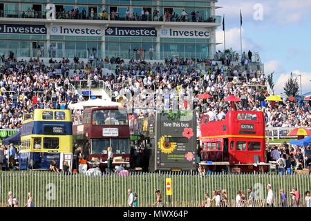 Epsom Downs Surrey UK. 2. Juni 2018. Massen von Menschen genießen Sie die Sonne auf Derby in Epsom Downs. Credit: Julia Gavin/Alamy leben Nachrichten Stockfoto