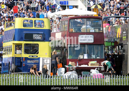 Epsom Downs Surrey UK. 2. Juni 2018. Traditionelle Doppeldecker am Derby in Epsom Downs. Credit: Julia Gavin/Alamy leben Nachrichten Stockfoto