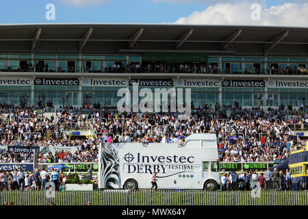 Epsom Downs Surrey UK. 2. Juni 2018. Traditional Double Decker Bus und die Leute auf der Tribüne am Derby in Epsom Downs. Credit: Julia Gavin/Alamy leben Nachrichten Stockfoto