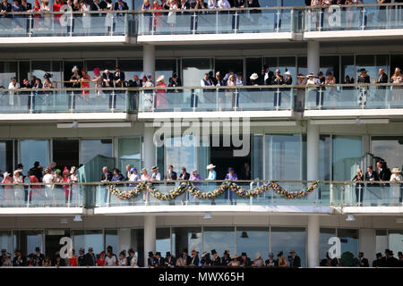 Epsom Downs Surrey UK. 2. Juni 2018. Queen Elizabeth auf dem Royal Balkon Der haupttribüne am Derby in Epsom Downs. Credit: Julia Gavin/Alamy leben Nachrichten Stockfoto