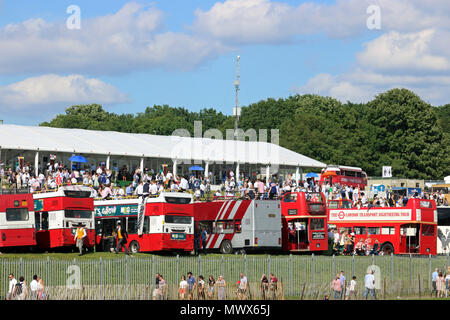 Epsom Downs Surrey UK. 2. Juni 2018. Traditionelle Doppeldecker am Derby in Epsom Downs. Credit: Julia Gavin/Alamy leben Nachrichten Stockfoto