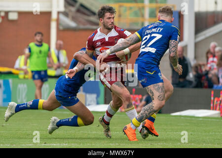 Warrington, Großbritannien. 2. Juni 2018. Die wigan Warriors Oliver Vergolden - Kunst von Warrington Wolves Ryan Atkins (L) 2. Juni 2018, Halliwell Jones Stadium, Warrington, England angegangen wird; Viertelfinale Ladbrokes Challenge Cup, Warrington Wolves v Wigan Warriors; Quelle: News Images/Alamy leben Nachrichten Stockfoto