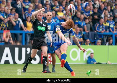 Warrington, Großbritannien. 2. Juni 2018. Der Warrington Wolves Harvey Livett nimmt einen abstoss 2. Juni 2018, Halliwell Jones Stadium, Warrington, England; Viertelfinale Ladbrokes Challenge Cup, Warrington Wolves v Wigan Warriors; Quelle: News Images/Alamy leben Nachrichten Stockfoto