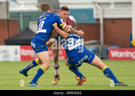 Warrington, Großbritannien. 2. Juni 2018. Die wigan Warriors Tom Davies ist durch die Warrington Wolves Daryl Clark (L) und der Warrington Wolves Ben Westwood (R) 2. Juni 2018, Halliwell Jones Stadium, Warrington, England in Angriff genommen; Viertelfinale Ladbrokes Challenge Cup, Warrington Wolves v Wigan Warriors; Quelle: News Images/Alamy leben Nachrichten Stockfoto