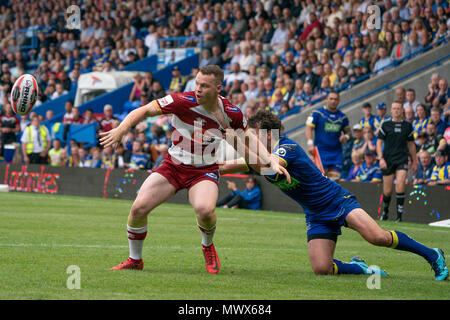 Warrington, Großbritannien. 2. Juni 2018. Die wigan Warriors Liam Marshall wird von der Warrington Wolves Stefan Ratchford 2. Juni 2018 in Angriff genommen, die Halliwell Jones Stadium, Warrington, England; Viertelfinale Ladbrokes Challenge Cup, Warrington Wolves v Wigan Warriors; Quelle: News Images/Alamy leben Nachrichten Stockfoto