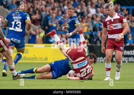 Warrington, Großbritannien. 2. Juni 2018. Die wigan Warriors Liam Marshall wird von der Warrington Wolves Stefan Ratchford 2. Juni 2018 in Angriff genommen, die Halliwell Jones Stadium, Warrington, England; Viertelfinale Ladbrokes Challenge Cup, Warrington Wolves v Wigan Warriors; Quelle: News Images/Alamy leben Nachrichten Stockfoto